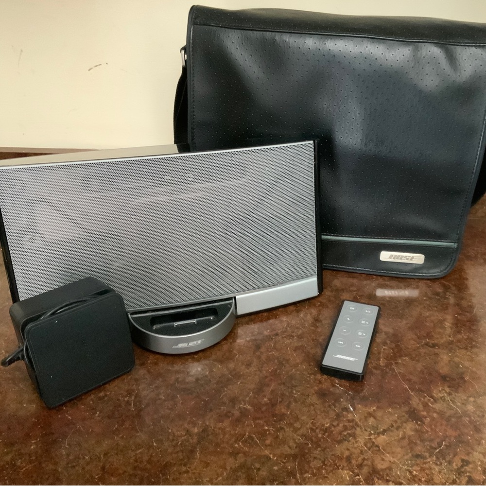 Bose SoundDock model N123 + remote & travel bag. Get 30 pin Bluetooth adapter